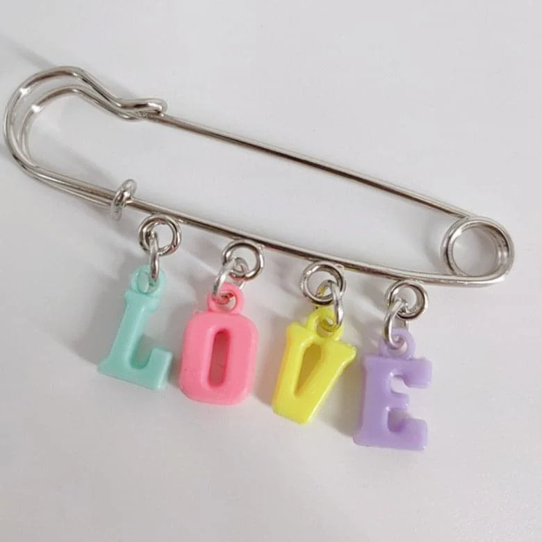 Clay multicolor letter decor pin - Image 4