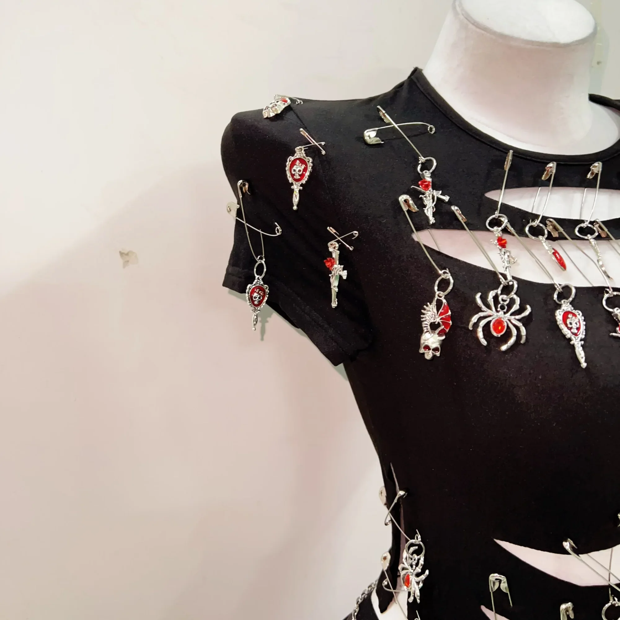 Crewneck short sleeve hollow out metal applique top - Image 4
