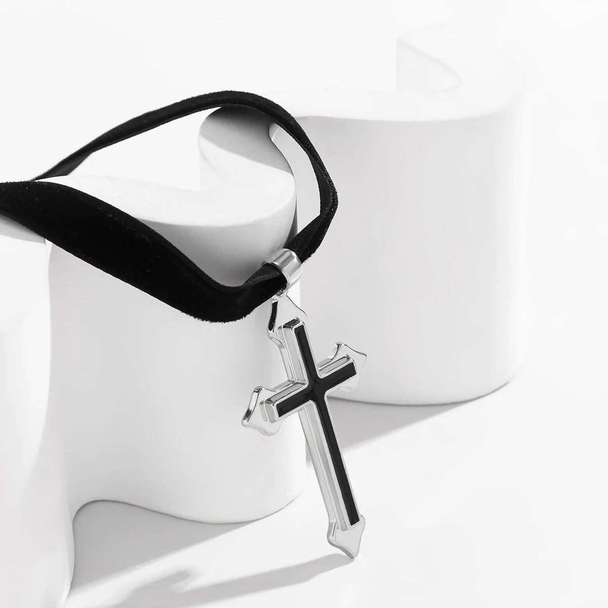 Cross pendant velvet choker necklace - Image 3
