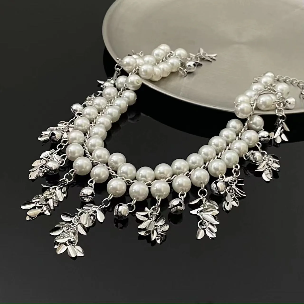 Glitter pendant faux pearl layered choker necklace - Image 2