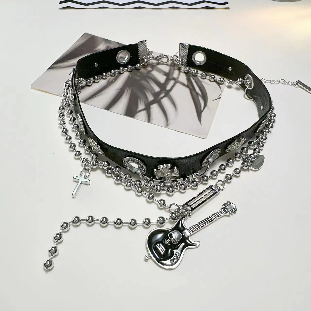 Guitar pendant faux pearl choker necklace - Image 2