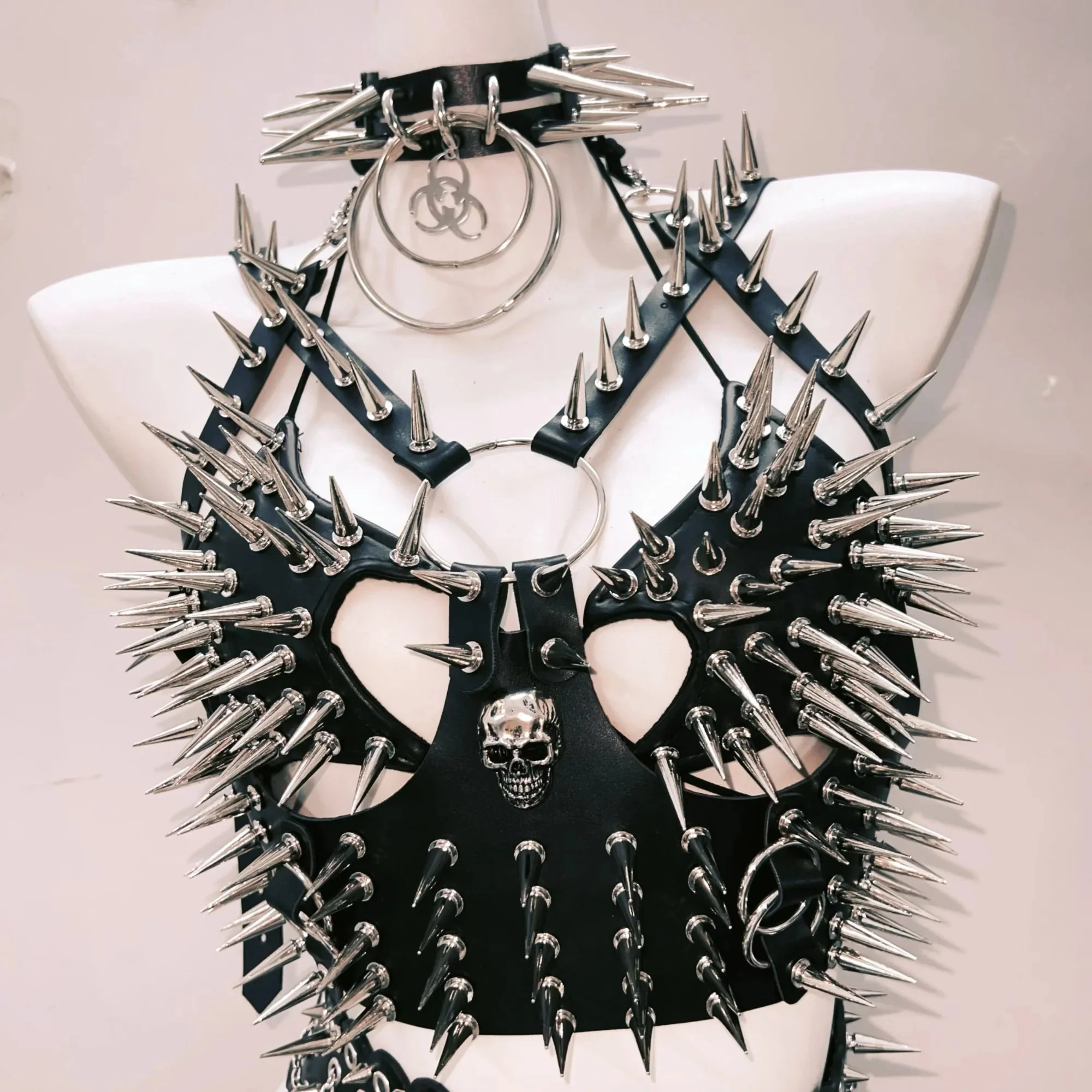 Hollow out rivet metal belt cami mini skirt set without choker - Image 4