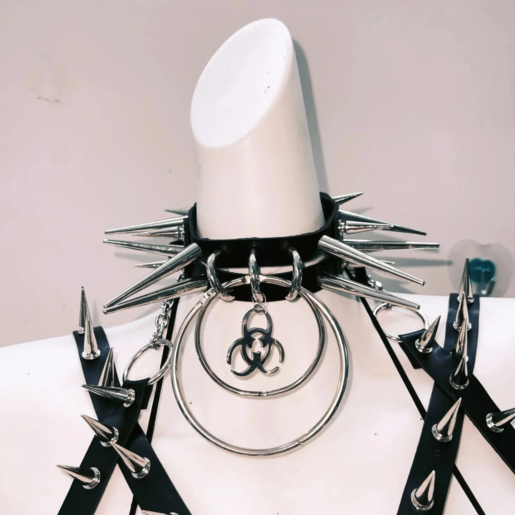 Hollow out rivet metal belt cami mini skirt set without choker - Image 5