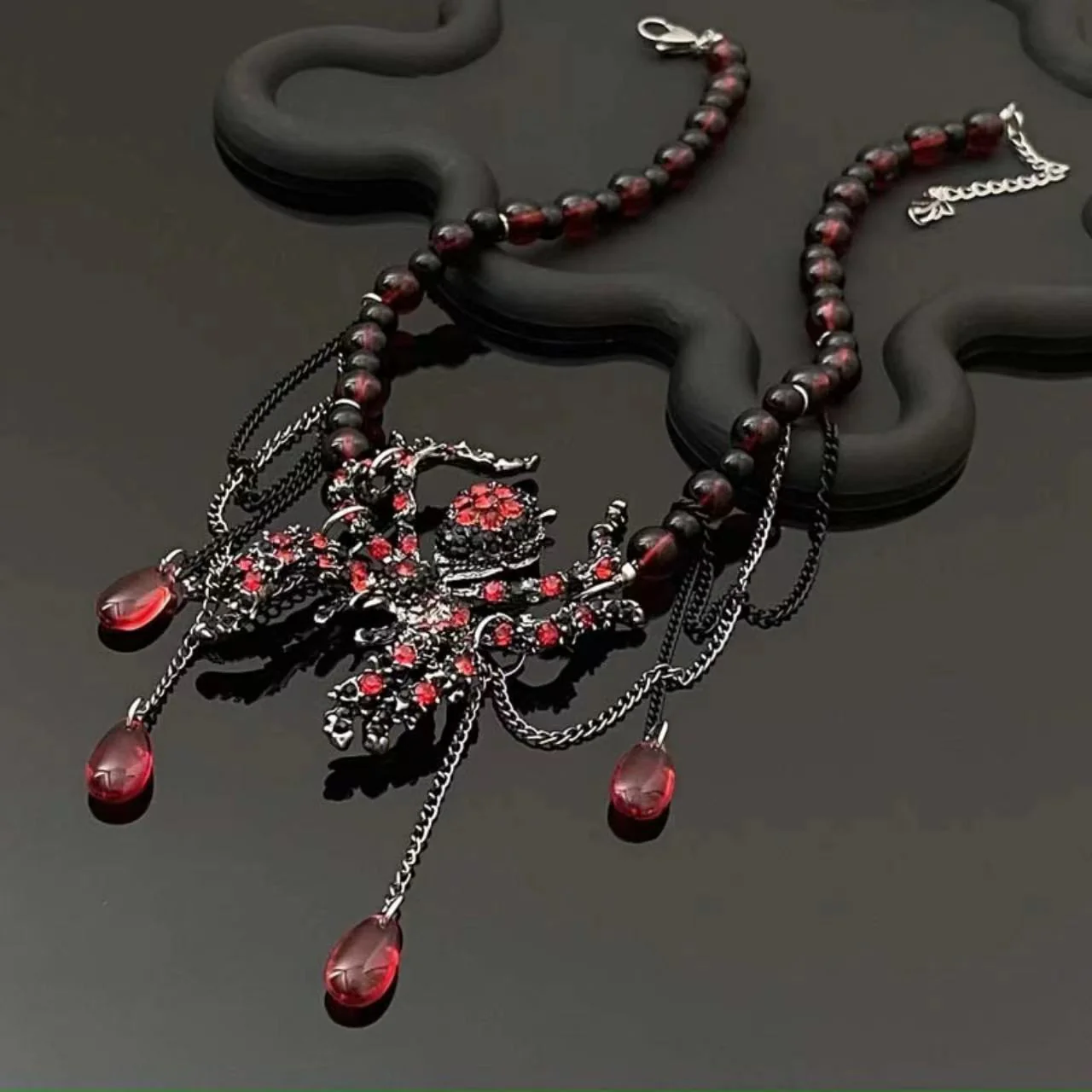 Spider pendant red metal chain layered necklace - Image 3