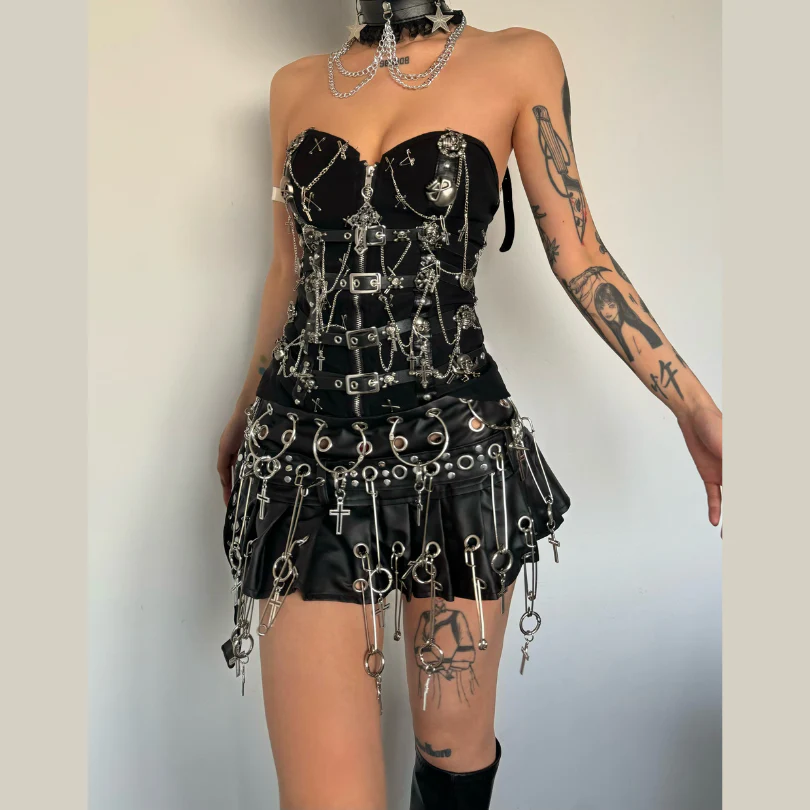 Sweetheart neck metal chain skull applique zip-up mini skirt - Image 2
